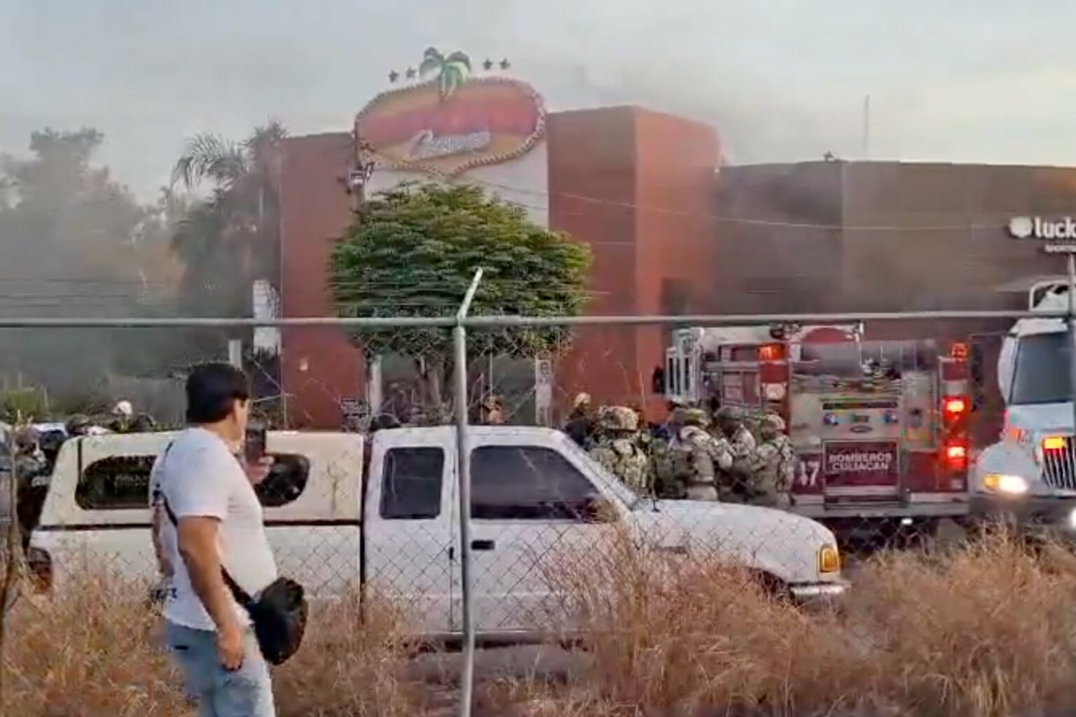 Ataque con bomba molotov incendia casino en Culiacán; una mujer muere