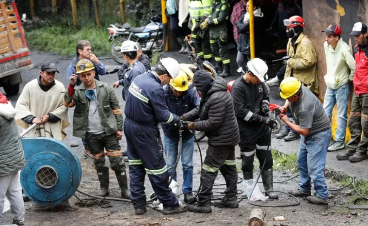 Deja 9 muertos explosión en mina en el centro de Colombia