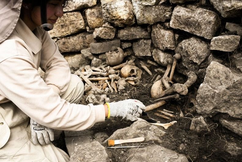 Descubren tumba con restos humanos y ofrendas en Kuélap, Perú