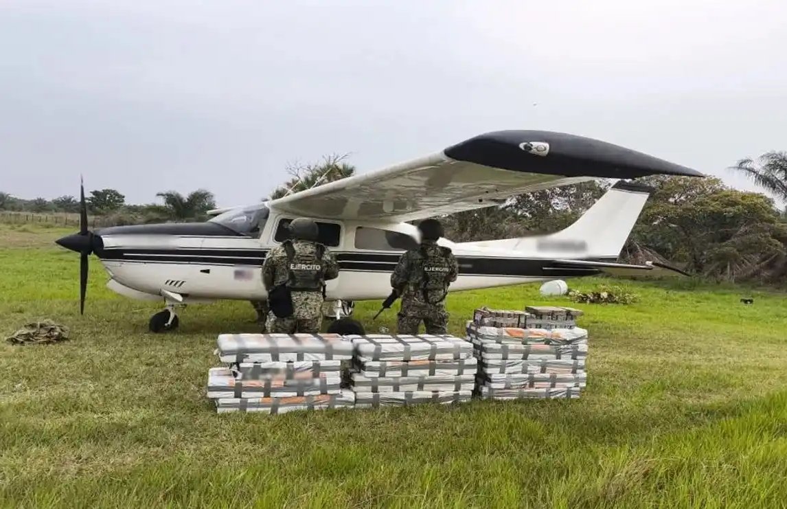 EU confirma participación en rastreo de avioneta asegurada en Tabasco