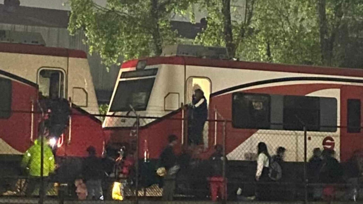 Lluvias provocan colapso de barda del Tren Suburbano en Tlalnepantla