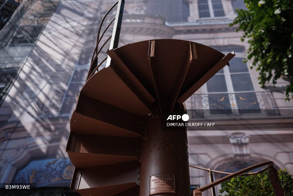 Subastan tramo original de la Torre Eiffel por más de 450 mil euros
