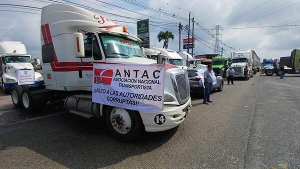 Transportistas amenazan con movilizaciones tras fallida mesa de diálogo con Segob