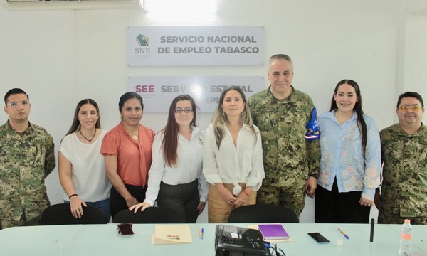 El Gobierno del Estado de Tabasco, a través del Servicio Nacional de Empleo Tabasco/Servicio Estatal de Empleo (SNET), fortalece su coordinación con la Secretaría de Marina para ampliar la oferta de empleo en la entidad y generar nuevas oportunidades de desarrollo para la población.  En reunión de trabajo, la directora general del Servicio Estatal de Empleo, Victoria Zarrabal Rabelo, dialogó con el Vicealmirante Juan Carlos Vera Salinas, Comandante de la Tercera Región Naval, en cuyo encuentro se acordaron acciones concretas para fortalecer la captación de personal y facilitar la incorporación de tabasqueñas y tabasqueños a oportunidades laborales dentro de la institución naval.  Durante el diálogo, se destacó la importancia de consolidar mecanismos de vinculación más eficientes que permitan responder a la demanda de talento en sectores estratégicos, acercando opciones de empleo formal a quienes buscan una oportunidad de desarrollo y estabilidad laboral.  Como parte de estos acuerdos, el Servicio Nacional de Empleo Tabasco/Servicio Estatal de Empleo implementará acciones de difusión, reclutamiento y vinculación laboral a través de sus unidades regionales, ferias y jornadas de empleo, así como mediante sus plataformas digitales, facilitando el acceso de las y los interesados a los procesos de incorporación a la institución naval.  Este esfuerzo forma parte de una estrategia integral orientada a ampliar el acceso a empleos dignos, promoviendo espacios que ofrecen formación, disciplina y crecimiento profesional, al tiempo que contribuyen al fortalecimiento de las instituciones del país.  Bajo la visión del Gobernador Javier May Rodríguez, el Gobierno del Estado impulsa una política de trabajo que coloca al empleo como eje del bienestar, priorizando acciones que reduzcan brechas y generen oportunidades reales para la población, por lo que la coordinación con la Marina representa un paso firme para diversificar la oferta laboral en el estado y fortalecer la vinculación directa entre quienes buscan empleo y las instituciones que demandan talento.