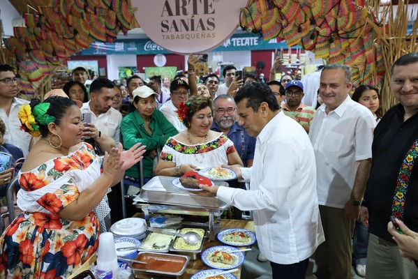 Javier May recorre pabellones de Macuspana, Tacotalpa y Paraíso en la Feria Tabasco