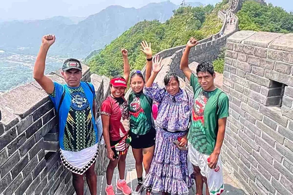 Atletas indígenas mexicanos triunfan en Maratón de la Muralla China