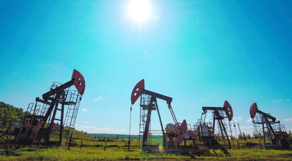 Petróleo cae tras acuerdo para poner fin a conflicto en Medio Oriente