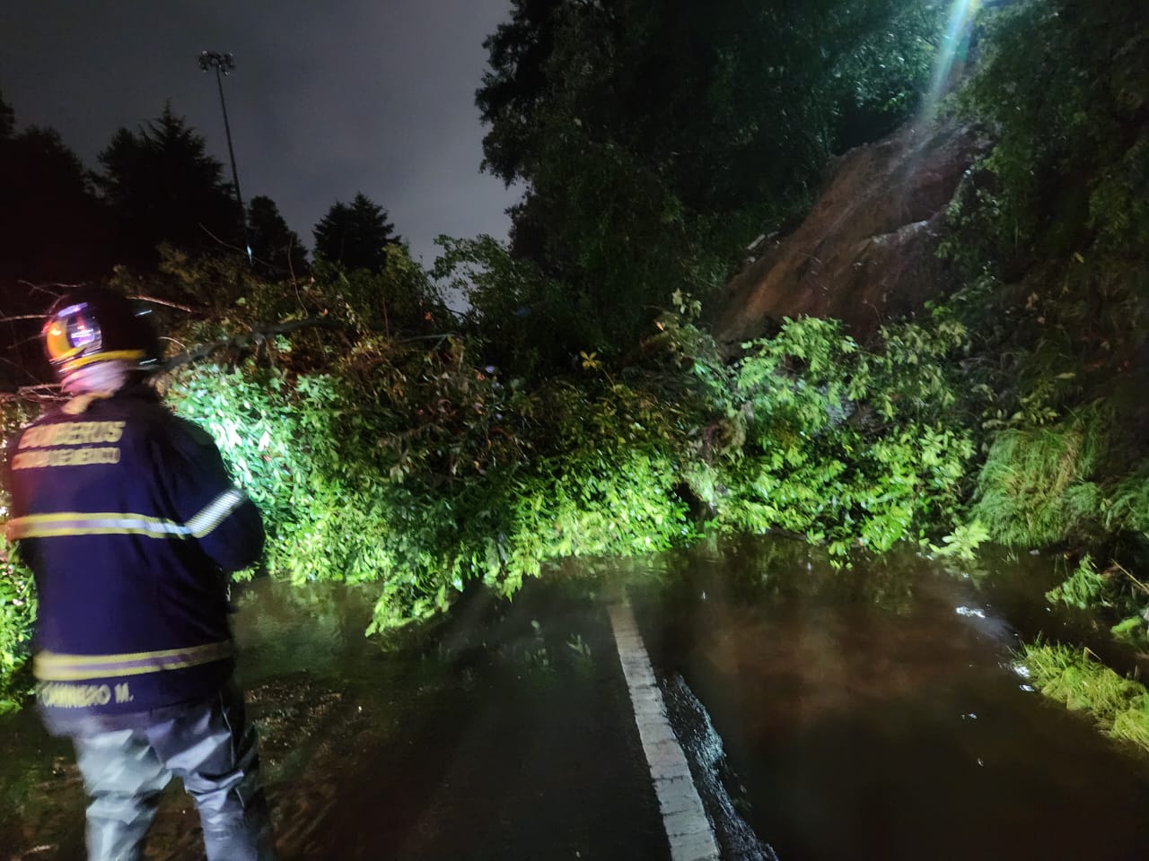 Lluvias y granizo provocan inundaciones en Cuajimalpa