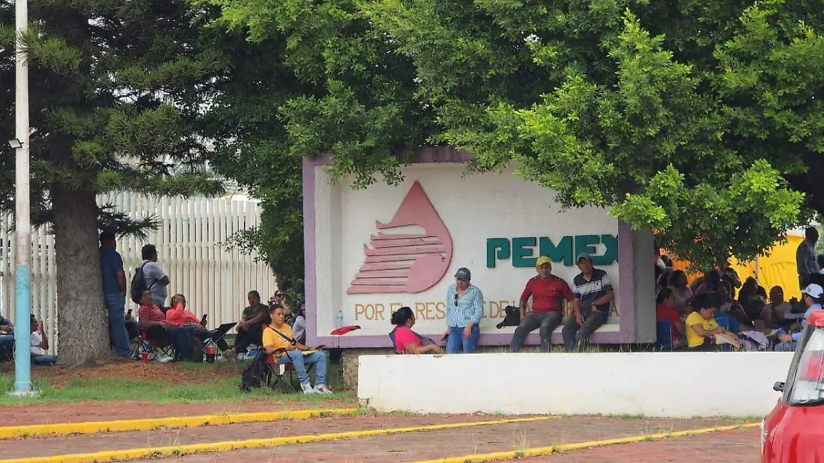 CNTE bloquea planta de Pemex en Chiapas