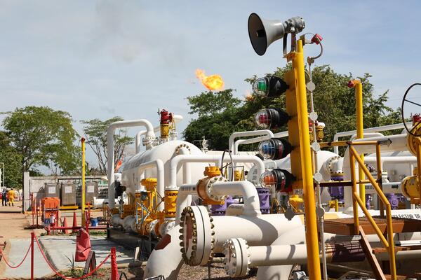 Javier May supervisa acciones de Pemex en campo Agave y batería Bakté