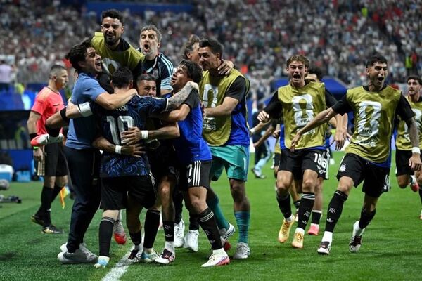 Argentina remonta a Inglaterra y defenderá su título en la Final del Mundial