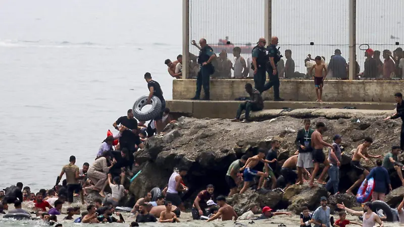 Ascienden a 57 los muertos por la crisis migratoria en la costa de Ceuta