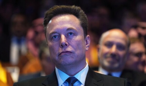 Elon Musk sale del club de los billonarios