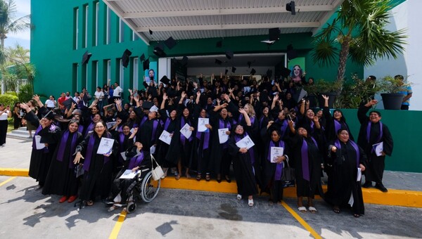 Mujeres concluyen sus estudios con programa estatal en Quintana Roo