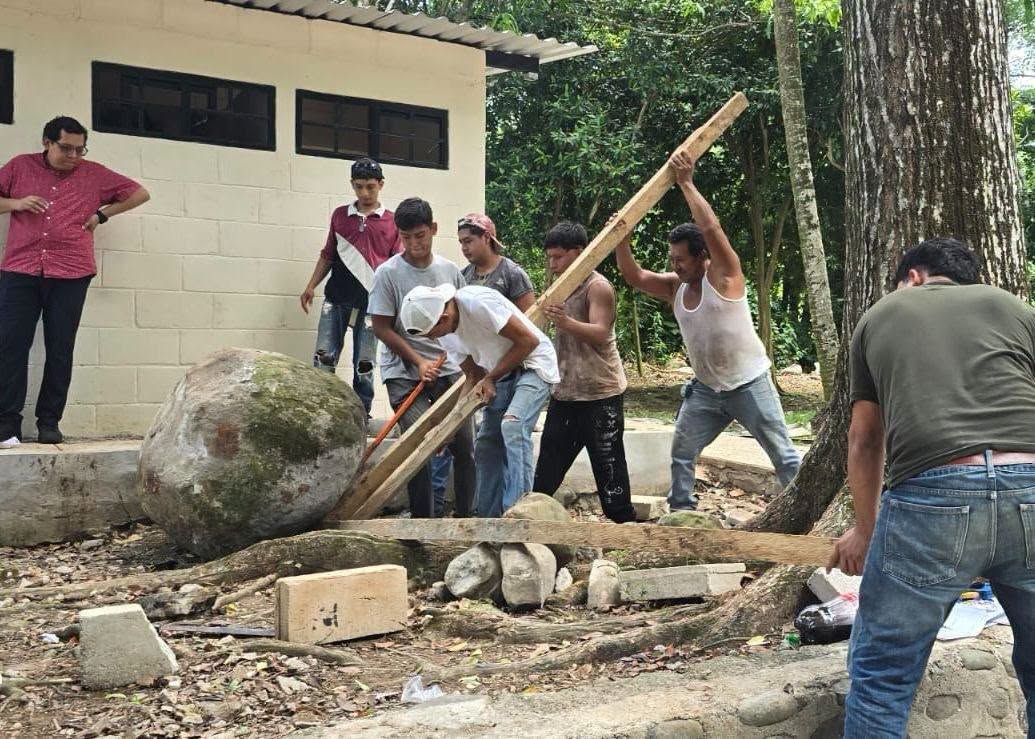 Hallan petroglifo prehispánico que enriquecerá el Museo Municipal de Teapa