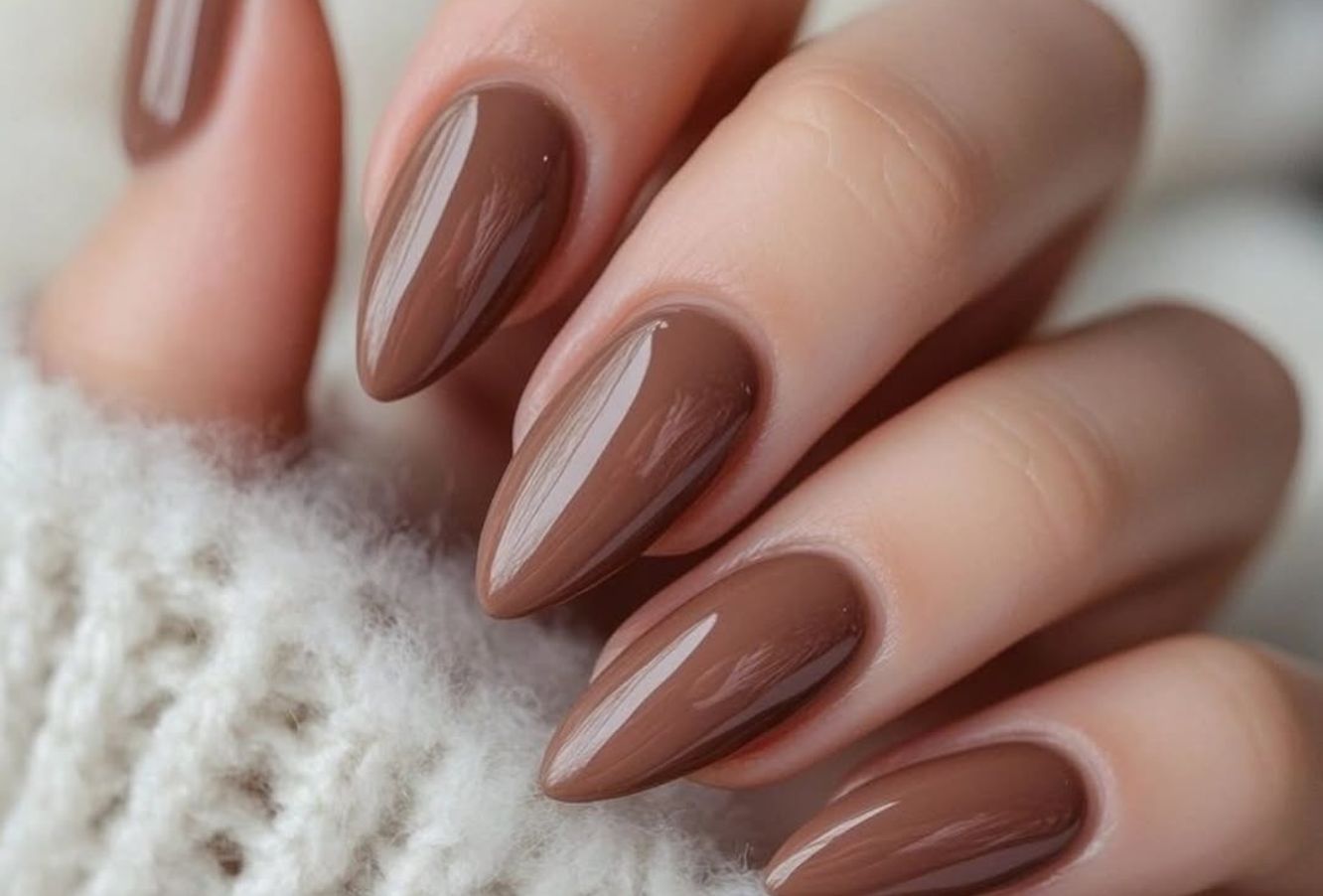 Las uñas café se convierten en la tendencia del verano 2026