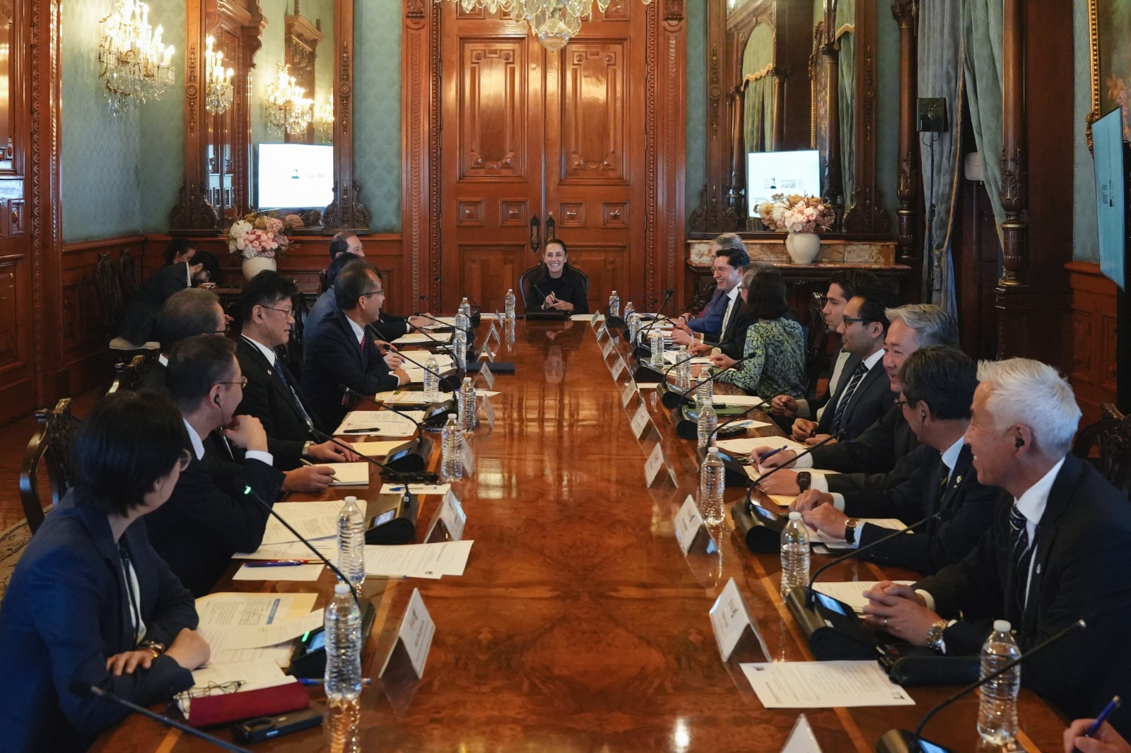 Sheinbaum recibe a representantes empresariales de Japón en la sede presidencial