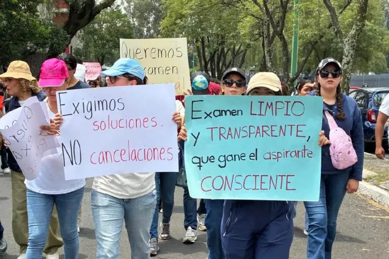 Aspirantes a la UNAM marchan en CDMX por suspensión de inscripciones