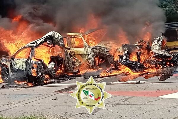 Carambola en autopista deja al menos 16 muertos