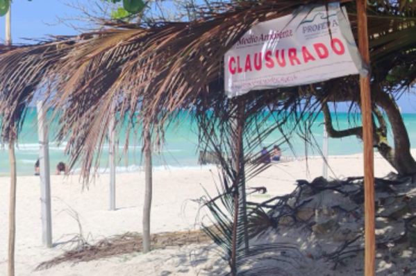 Clausuran palapas en playa de Chuburná