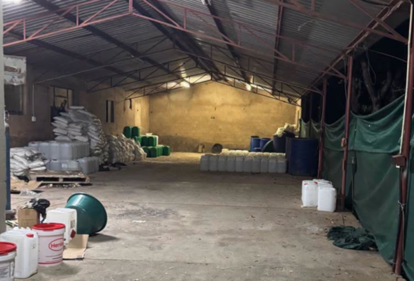 Detienen a dos mexicanos en laboratorio de metanfetamina en Sudáfrica