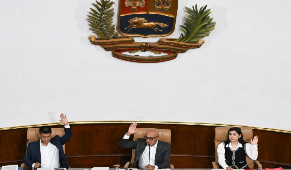 Parlamento de Venezuela destituye a diputado por proponer la dolarización