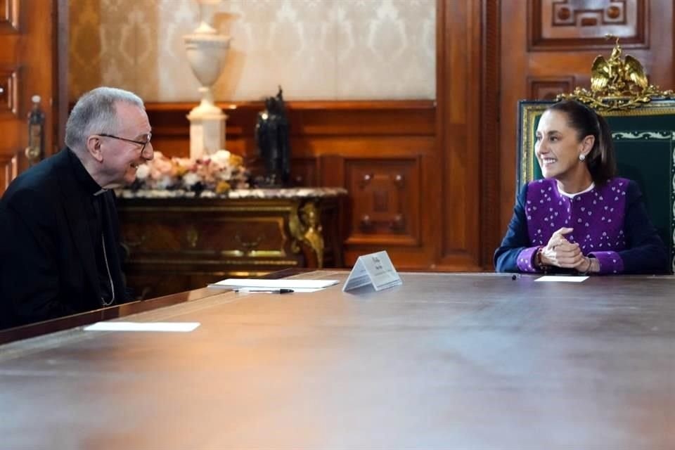 Claudia Sheinbaum habla con el canciller del Vaticano de la IA y de los llamados a la paz del papa