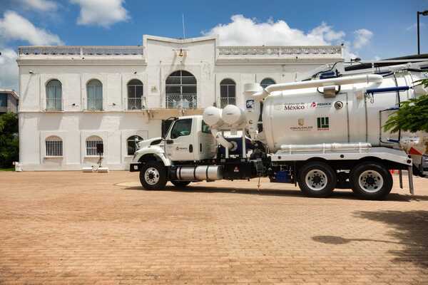 Pemex dona camión Vactor a Comalcalco para fortalecer servicios públicos