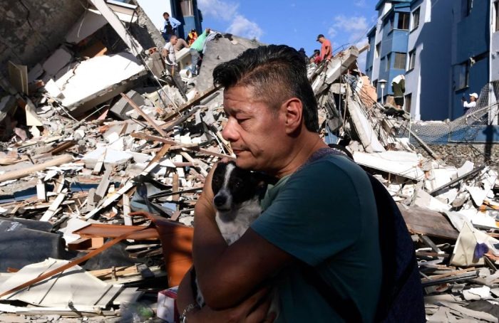 Asciende a más de 250 la cifra de muertos por sismo de 7.4 en Colombia