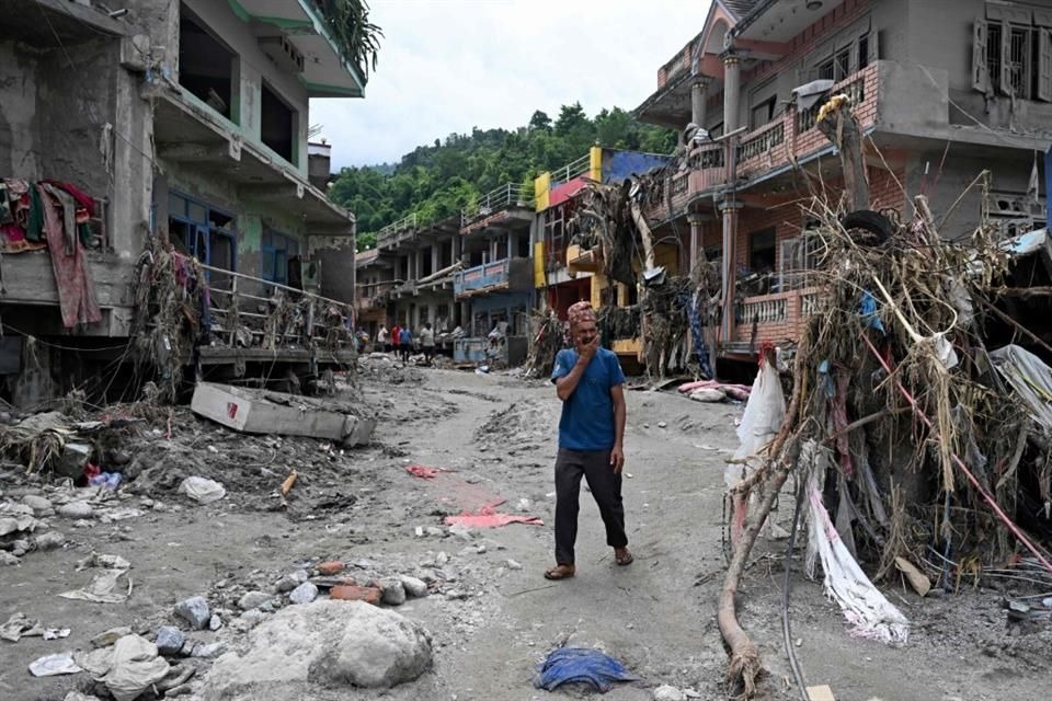 Aumentan a más de 900 los muertos en Nepal por la devastadora riada en la frontera con China