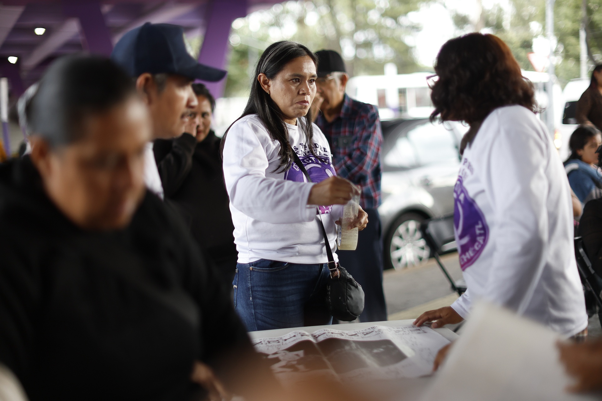 Madres buscadoras de México escarban por certeza en el documental ‘Canales de la muerte’