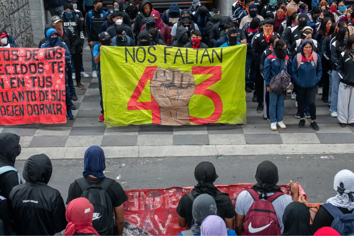 Padres de Ayotzinapa protestan en Supremo tras 12 años de desaparición de los 43 alumnos