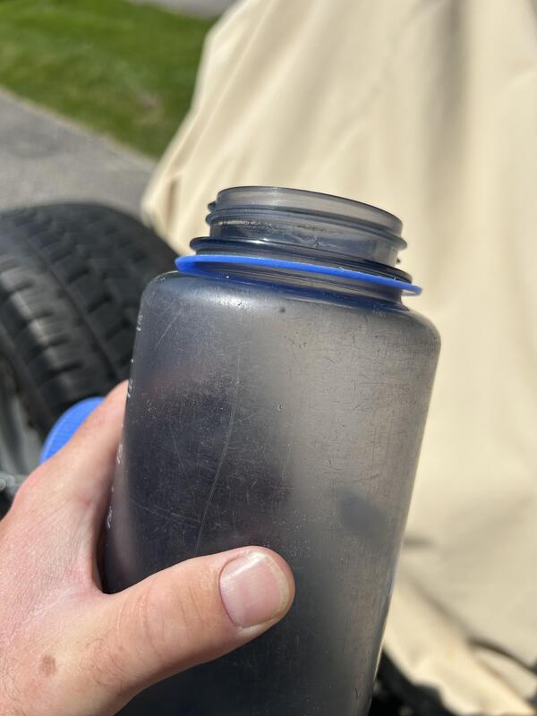 ¿Moho negro en tu botella de agua? Así debes limpiarla
