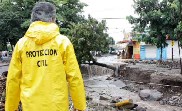 CNPC llama a mantener medidas de autocuidado por aumento de riesgo de inundaciones, deslizamientos de ladera y golpes de calor