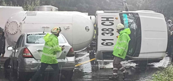 Vuelca pipa de gas y cierran la México-Cuernavaca