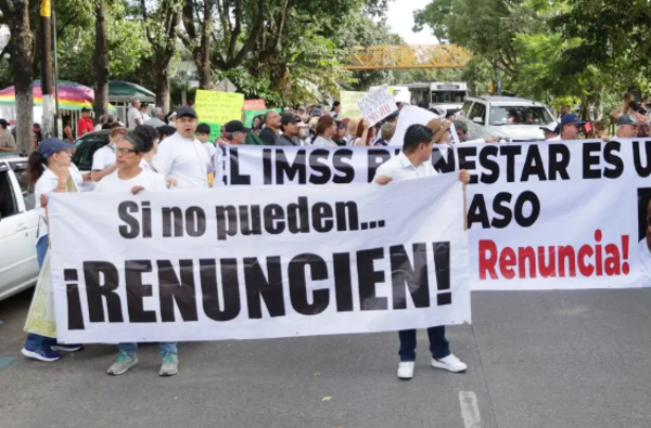 Personal de salud marcha en Veracruz por falta de insumos