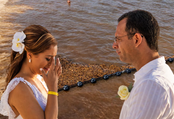 Sargazo golpea turismo de bodas en el Caribe mexicano