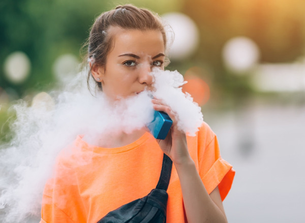Vapeo crece entre jóvenes pese a caída del tabaquismo