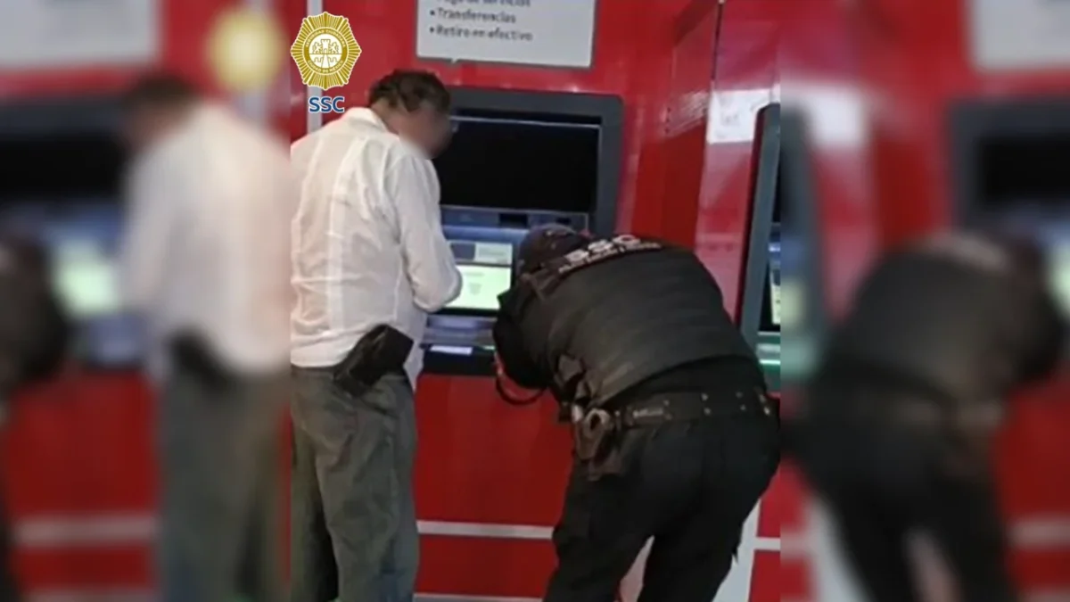 Policía ayuda a adulto mayor a recuperar dinero atorado en cajero de la CDMX
