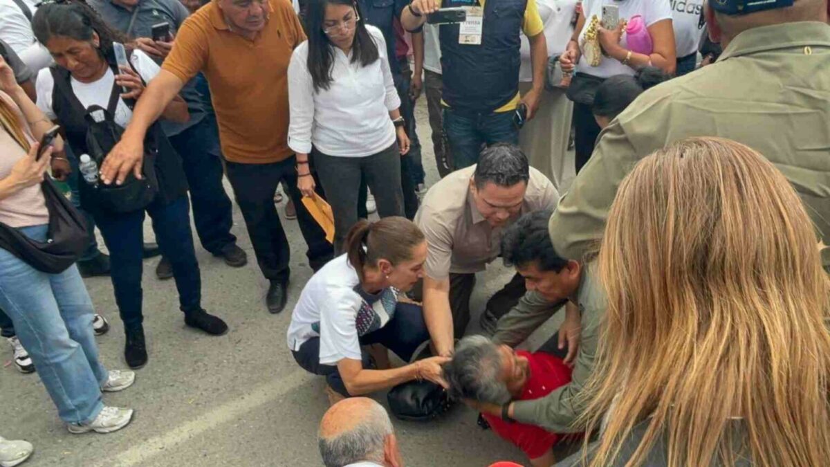 Sheinbaum auxilia a adulta mayor que se desvaneció durante evento
