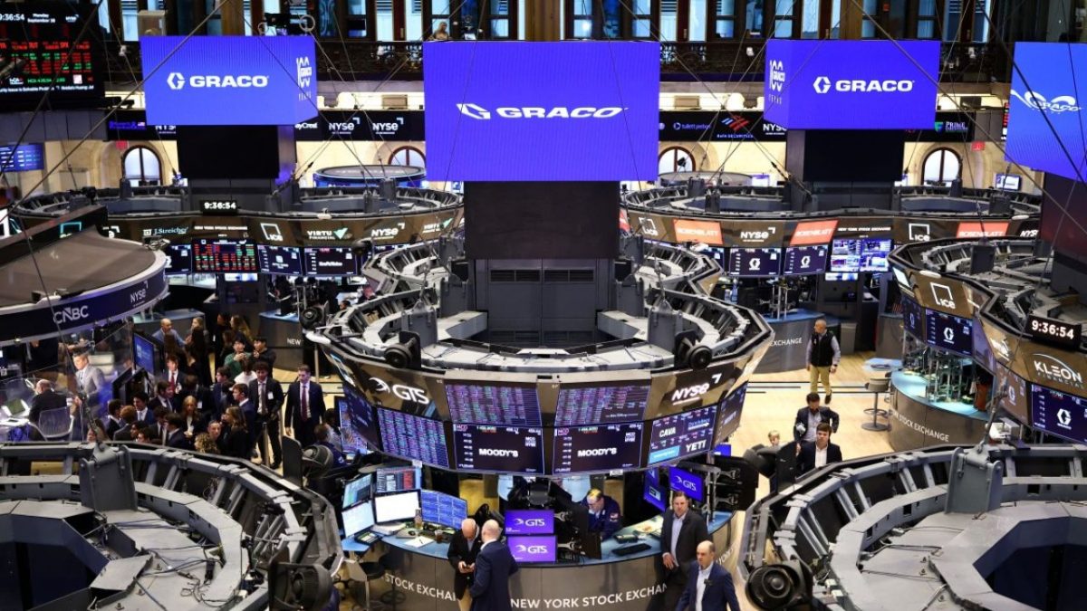 Wall Street cierra a la baja por aumento del costo de deuda de EU