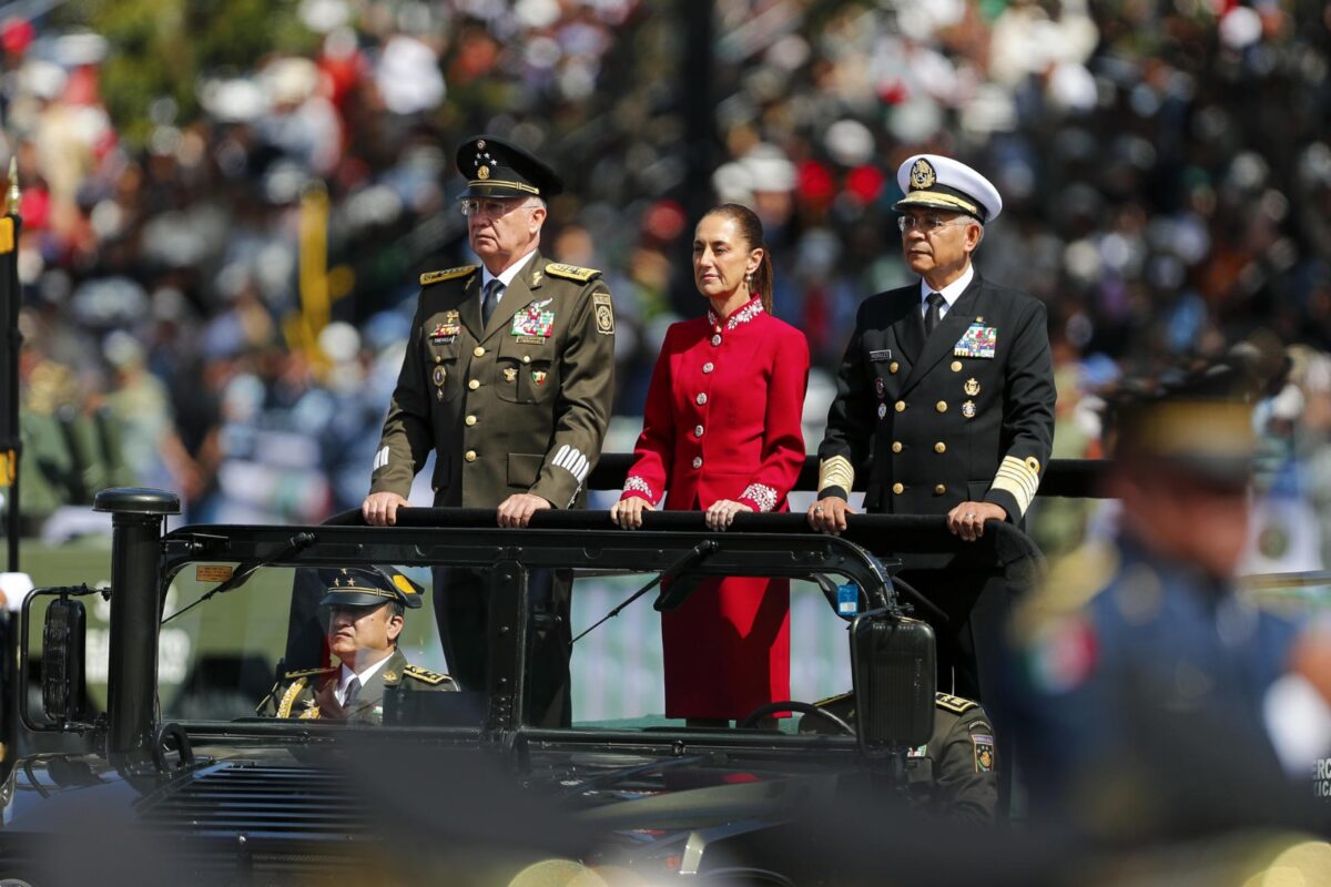 «México no se doblega, no se arrodilla y nunca se vende»: Sheinbaum llama a las Fuerzas Armadas a la defensa de la soberanía