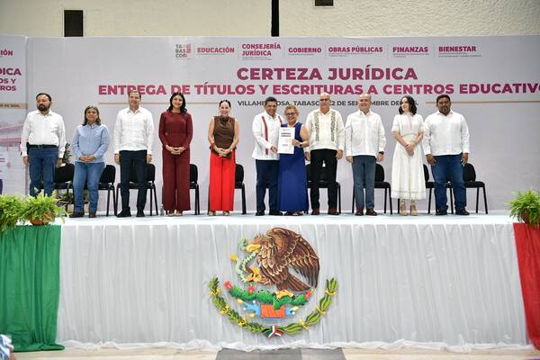 Dan certeza jurídica a 377 escuelas de Tabasco