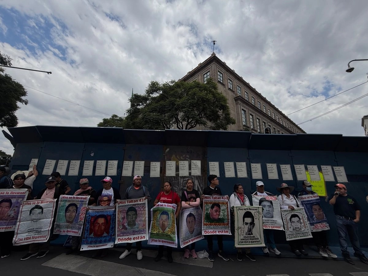 Padres de Ayotzinapa protestan en Supremo tras 12 años de desaparición de los 43 alumnos