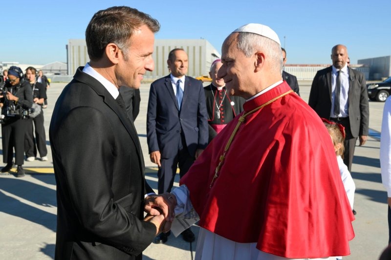 El papa pide a fieles de Francia «construir una nación renovada a partir de sus raíces»