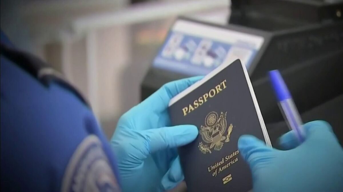 Gobierno de Trump planea usar datos de pasaportes para hacer un filtro en las legislativas