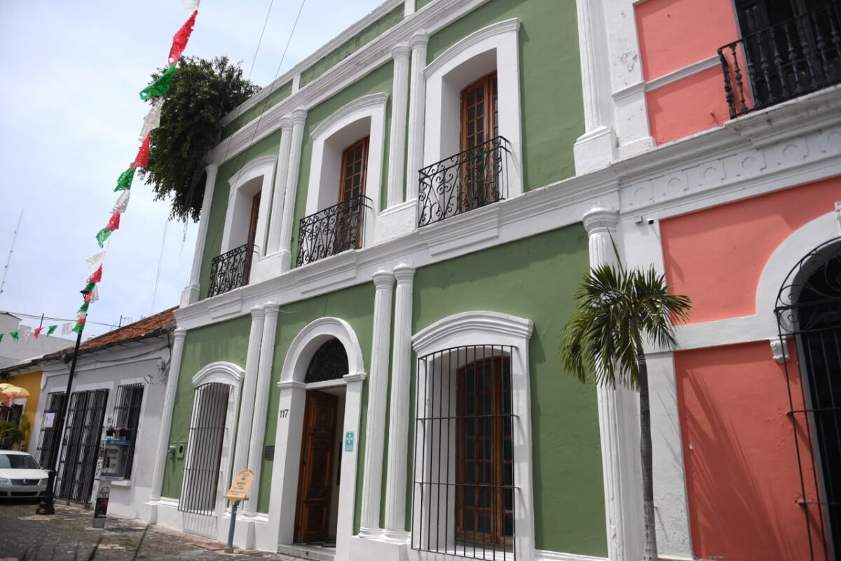 Renuevan fachada de la Galería Jaguar Despertado en Villahermosa