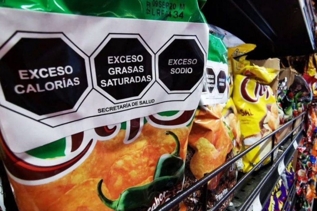Productos con sellos, fuera de las escuelas: Congreso exige cumplir reglas