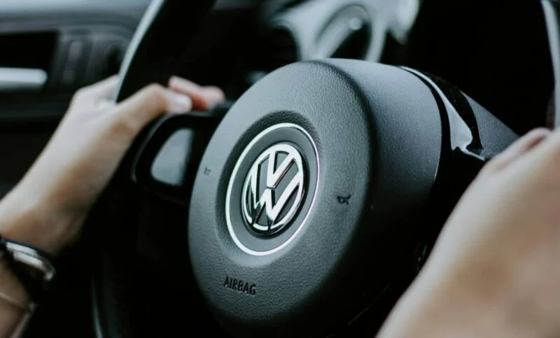 ¡VW, Audi y Seat llaman a revisión a más de 2.8 millones de autos por falla en la dirección!