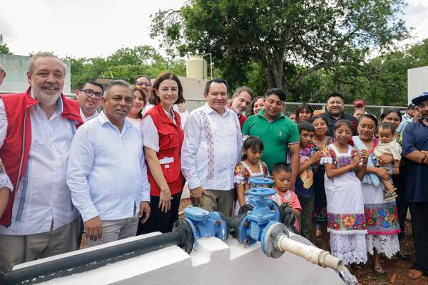 Díaz Mena lleva agua potable a comunidades mayas